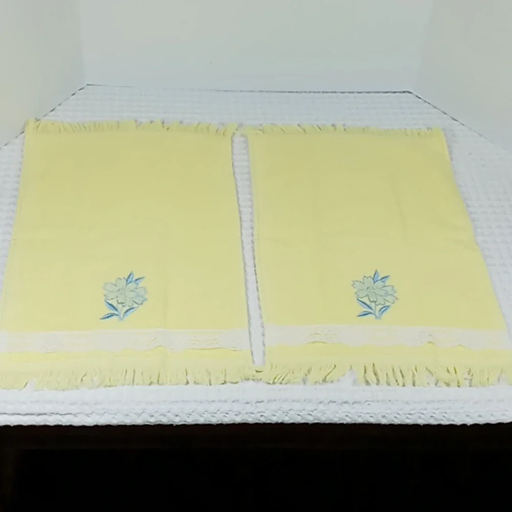 Vintage Unbranded Yellow Fingertip Towels w/Blue Flower & Lace Details